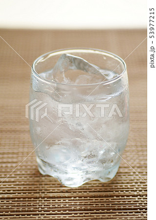 焼酎 泡盛 ロック 焼酎ロック 泡盛ロック 水 ロック氷 ロックアイス グラス コピースペース 焼酎 泡盛 ロック 焼酎ロック 泡盛ロック 水 ロック氷 ロックアイス グラス コピースペース 53977215