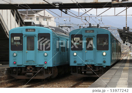三輪駅に停車中の桜井線105系 53977242