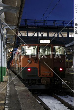 冬の妙高高原駅に停車中のしなの鉄道115系（湘南色） 53977437
