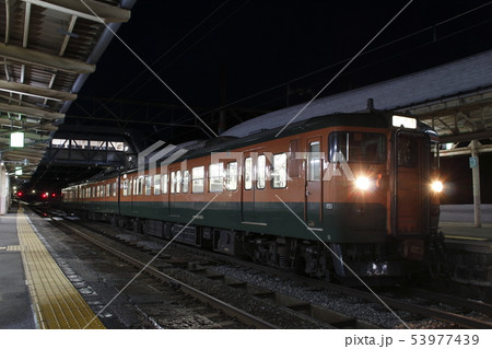 冬の妙高高原駅に停車中のしなの鉄道115系（湘南色） 53977439