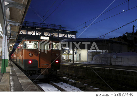 冬の妙高高原駅に停車中のしなの鉄道115系(湘南色) 冬の妙高高原駅に停車中のしなの鉄道115系(湘南色) 53977440
