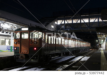 冬の妙高高原駅に停車中のしなの鉄道115系（湘南色） 53977442
