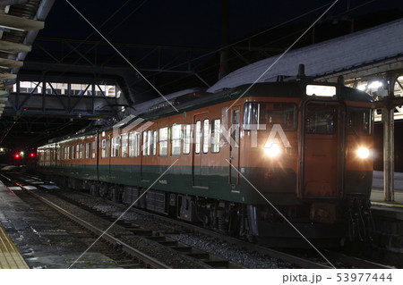 冬の妙高高原駅に停車中のしなの鉄道115系（湘南色） 53977444