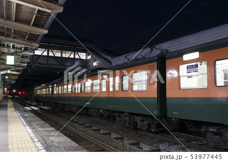 冬の妙高高原駅に停車中のしなの鉄道115系（湘南色） 53977445