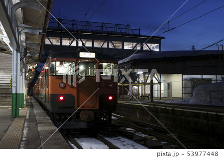 冬の妙高高原駅に停車中のしなの鉄道115系（湘南色） 53977448