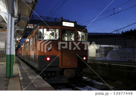 冬の妙高高原駅に停車中のしなの鉄道115系(湘南色) 冬の妙高高原駅に停車中のしなの鉄道115系(湘南色) 53977449