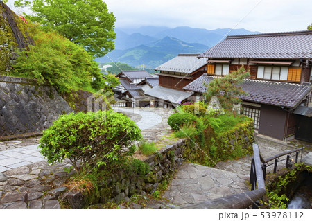 中山道馬籠宿の朝、岐阜県中津川市馬籠にて 中山道馬籠宿の朝、岐阜県中津川市馬籠にて 53978112
