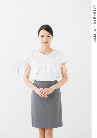 ビジネス　20代女性（白背景） 53979177