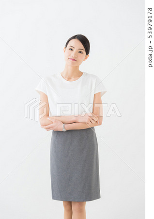 ビジネス　20代女性（白背景） 53979178