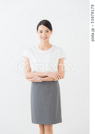 ビジネス　20代女性（白背景） 53979179