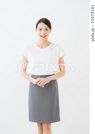 ビジネス　20代女性（白背景） 53979181