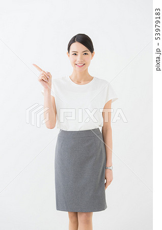 ビジネス　20代女性（白背景） 53979183