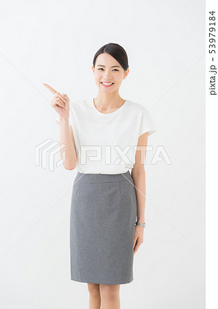 ビジネス　20代女性（白背景） 53979184