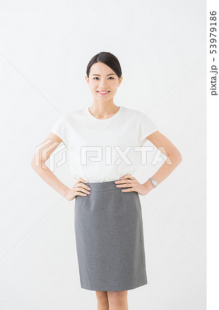 ビジネス　20代女性（白背景） 53979186