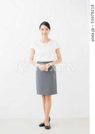ビジネス　20代女性（白背景） 53979218