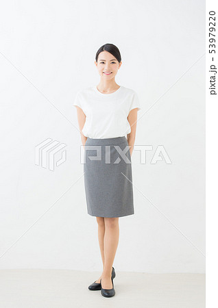 ビジネス　20代女性（白背景） 53979220