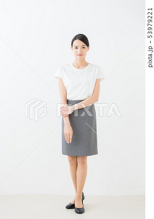 ビジネス　20代女性（白背景） 53979221