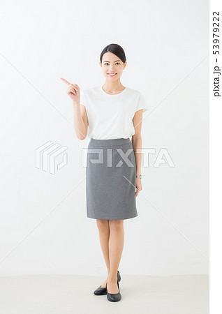 ビジネス　20代女性（白背景） 53979222
