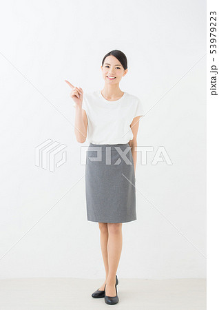 ビジネス　20代女性（白背景） 53979223
