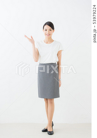 ビジネス　20代女性（白背景） 53979224