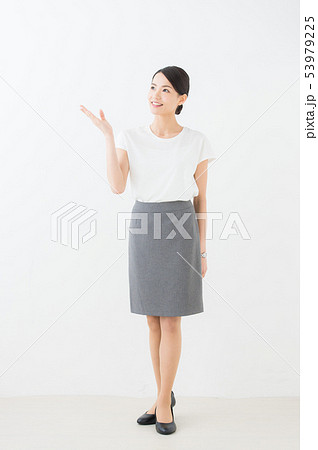 ビジネス　20代女性（白背景） 53979225
