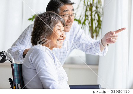シニア 車椅子 笑顔 希望 シニア 車椅子 笑顔 希望 53980419