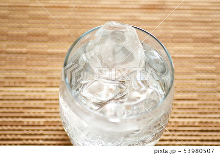 泡盛　焼酎　ロック　焼酎ロック　泡盛ロック　水　ロック氷　ロックアイス　グラス　コピースペース 53980507