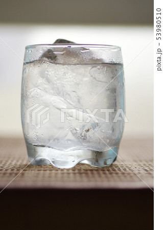 泡盛 焼酎 ロック 焼酎ロック 泡盛ロック 水 ロック氷 ロックアイス グラス コピースペース 泡盛 焼酎 ロック 焼酎ロック 泡盛ロック 水 ロック氷 ロックアイス グラス コピースペース 53980510