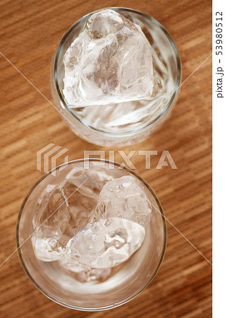 泡盛　焼酎　ロック　焼酎ロック　泡盛ロック　水　ロック氷　ロックアイス　グラス　コピースペース 53980512