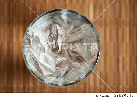 泡盛　古酒　焼酎　ロック　焼酎ロック　泡盛ロック　水　ロック氷　ロックアイス　グラス　コピースペース 53980646