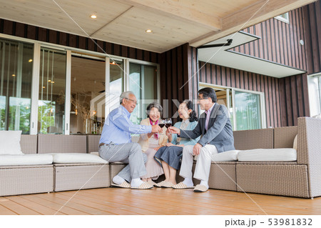 シニア夫婦、友達、仲間、乾杯 シニア夫婦、友達、仲間、乾杯 53981832