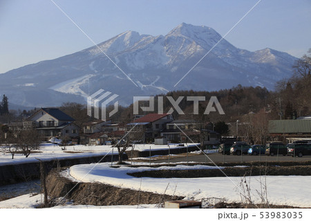 冬の妙高山 53983035