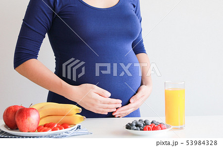 Pregnant woman drink orange fruit juice Pregnant woman drink orange fruit juice 53984328