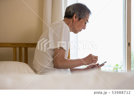 シニア 寝室 スマホ シニア 寝室 スマホ 53988712