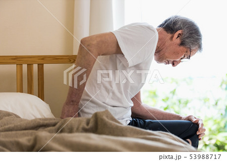 シニア 痛み ベッドから立てない シニア 痛み ベッドから立てない 53988717