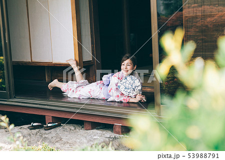 縁側で涼む浴衣の女性 縁側で涼む浴衣の女性 53988791