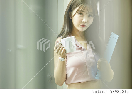 会社 オフィス 廊下 53989039