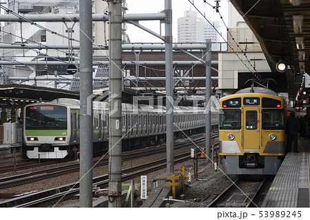 高田馬場駅で山手線と並ぶ西武新宿線2000系 53989245