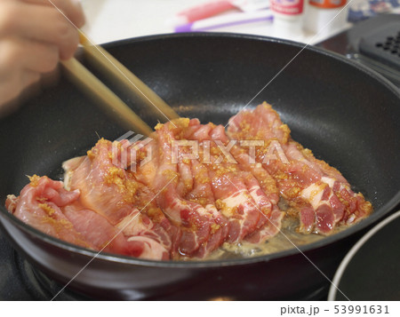 豚肉の生姜焼き 53991631