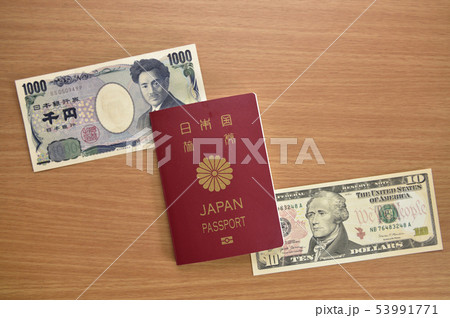 【海外旅行イメージ】パスポートと紙幣 外貨両替 【海外旅行イメージ】パスポートと紙幣 外貨両替 53991771