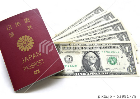 【海外旅行イメージ】パスポートと紙幣　外貨両替 53991778