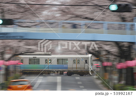 新井薬師前2号踏切を通過する西武新宿線30000系 53992167