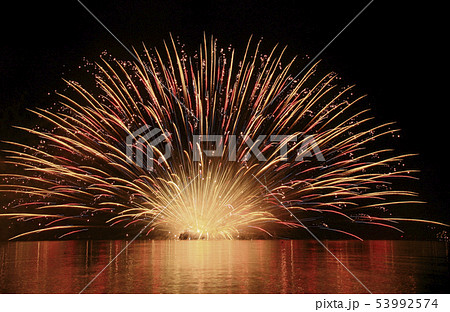 【福井県敦賀市】とうろう流しと大花火大会の水中花火 【福井県敦賀市】とうろう流しと大花火大会の水中花火 53992574