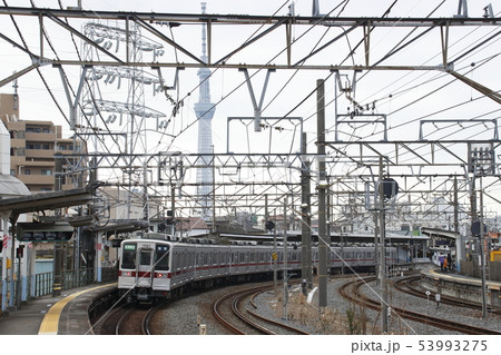 鐘ヶ淵駅を出発する東武伊勢崎線10050系 鐘ヶ淵駅を出発する東武伊勢崎線10050系 53993275
