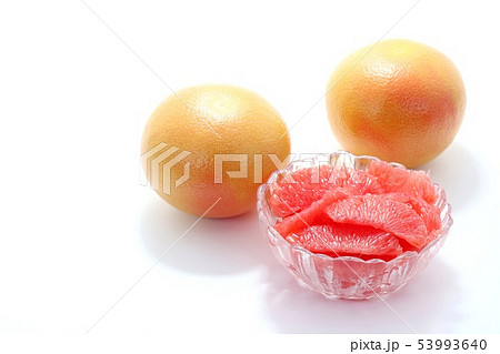 グレープフルーツ ルビー種 白背景 剥き身 グレープフルーツ ルビー種 白背景 剥き身 53993640