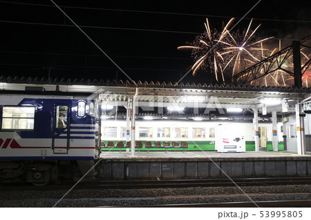 会津若松駅に停車中の列車と花火 会津若松駅に停車中の列車と花火 53995805