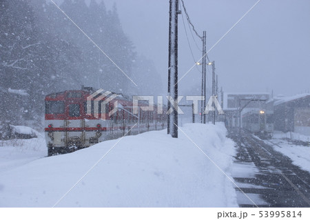 吹雪く津川駅に入線するキハ40列 吹雪く津川駅に入線するキハ40列 53995814