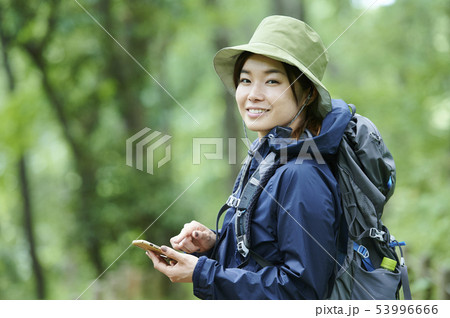 山登り　登山　女性 53996666