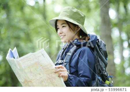 山登り　登山　女性 53996671