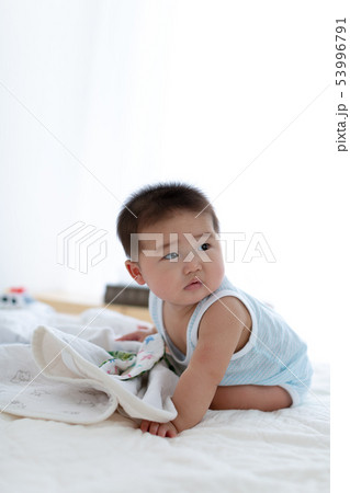 お座りする赤ちゃん 6ヵ月 お座りする赤ちゃん 6ヵ月 53996791